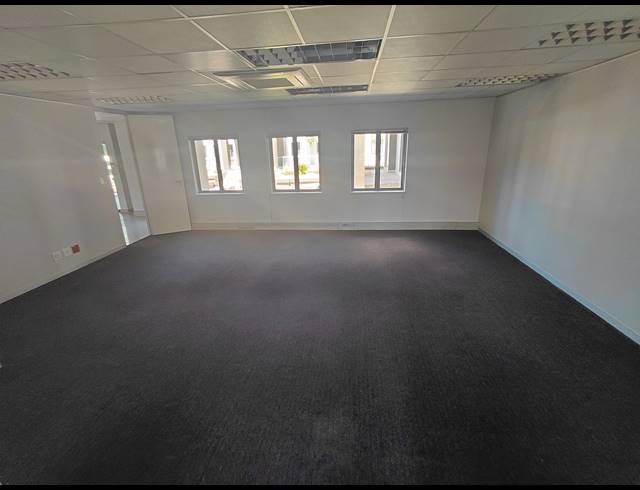 370M² OFFICE TO LET IN LYME PARK